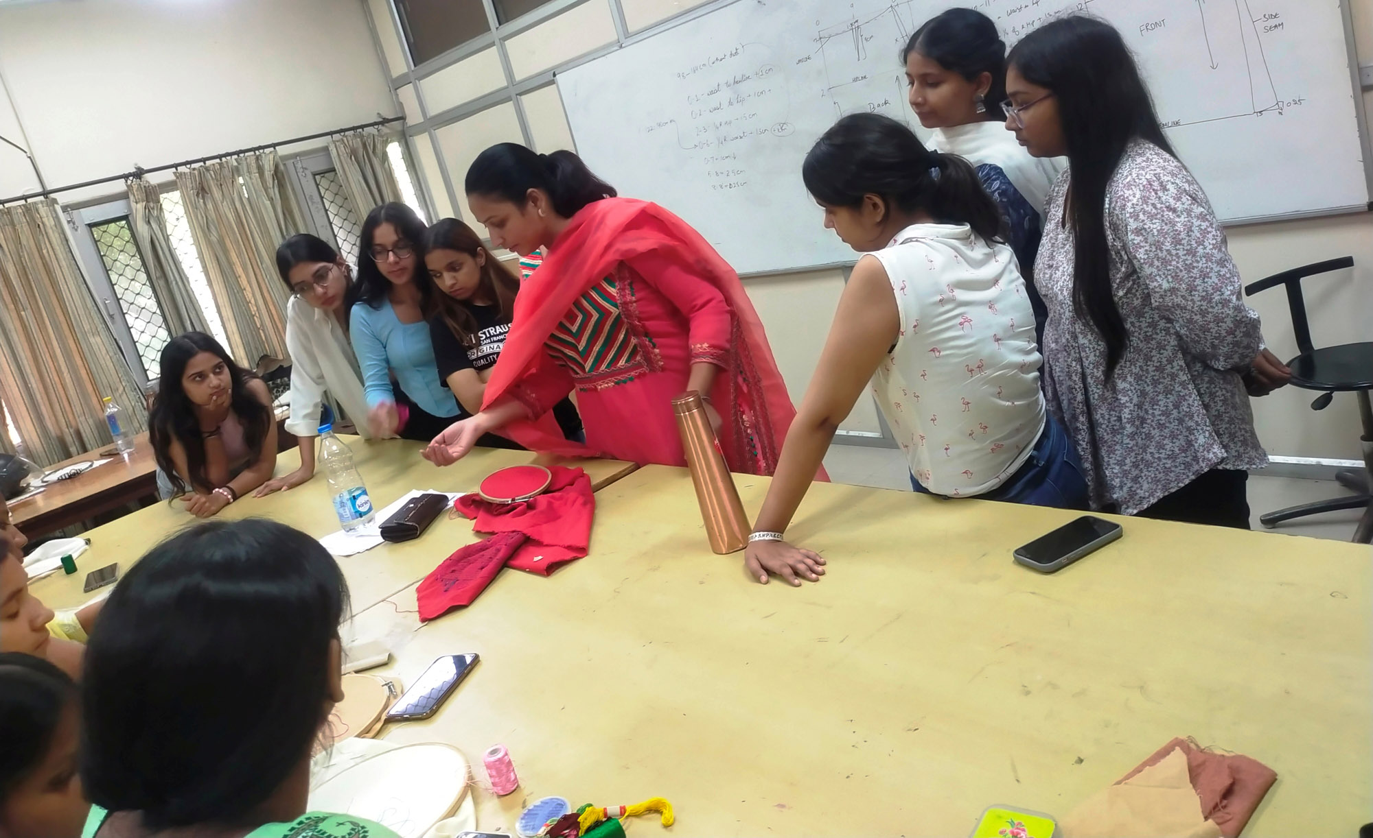 यूआईएफटी & वीडी में "थ्रेड्स ऑफ ट्रैडिशन" कार्यशाला का आयोजन, फुलकारी विशेषज्ञ मनप्रीत कौर ने दिया मार्गदर्शन